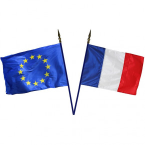 Drapeaux français et européen avec porte-drapeau pour écoles