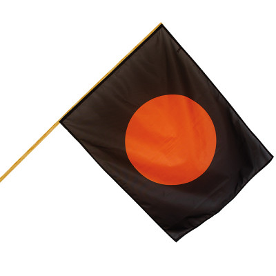 Drapeau de course noir avec un rond orange