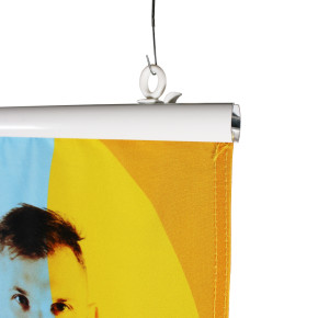 Gros plan Kakémono Suspendu : avec barre haute de suspension (en alu blanc)