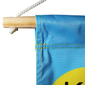 Kakémono Suspendu : avec barre de suspension (en bois + drisse) vue fixation haute