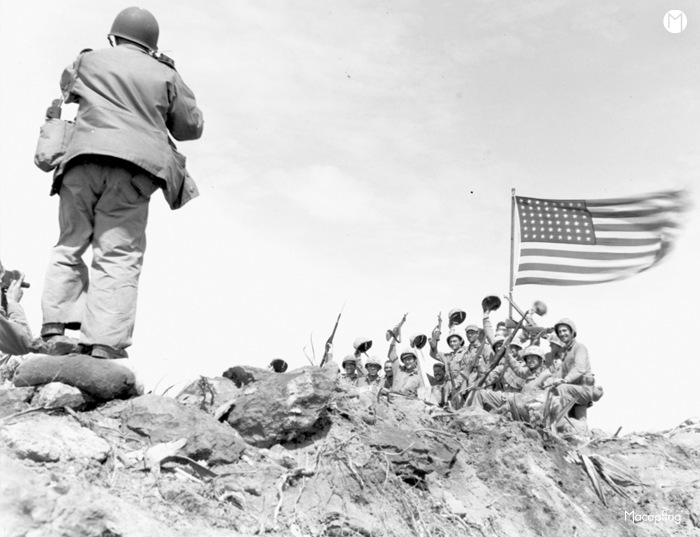 En pleine guerre du Pacifique, un drapeau américain est planté sur une île japonaise