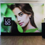 Le stand parapluie est utilisé pour aménager un salon ou décorer votre entreprise