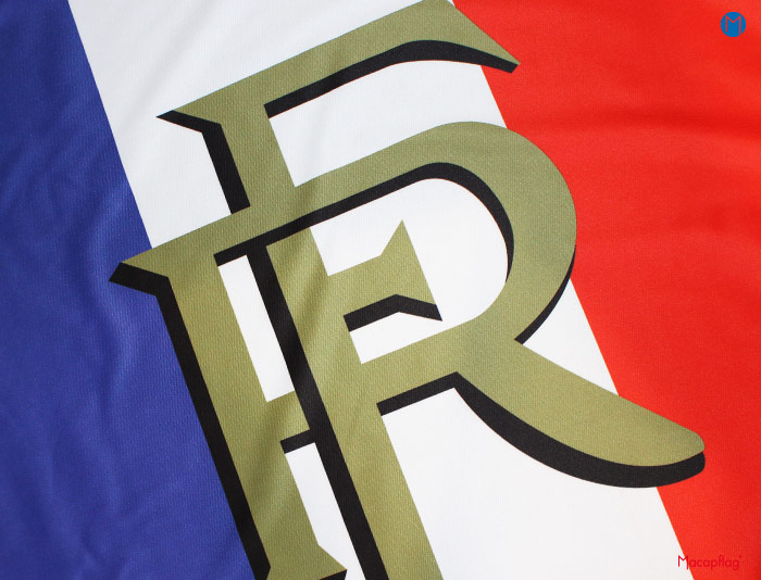 Un drapeau français de défilé personnalisé par impression numérique