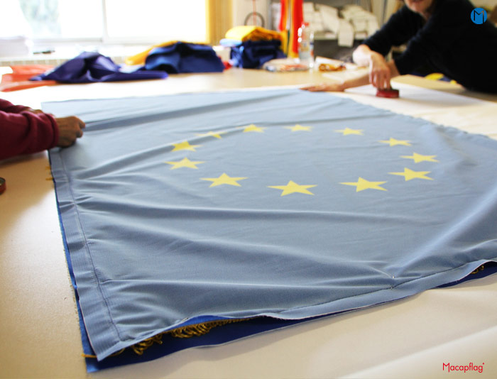 Le montage d'un drapeau de défilé personnalisé par impression numérique