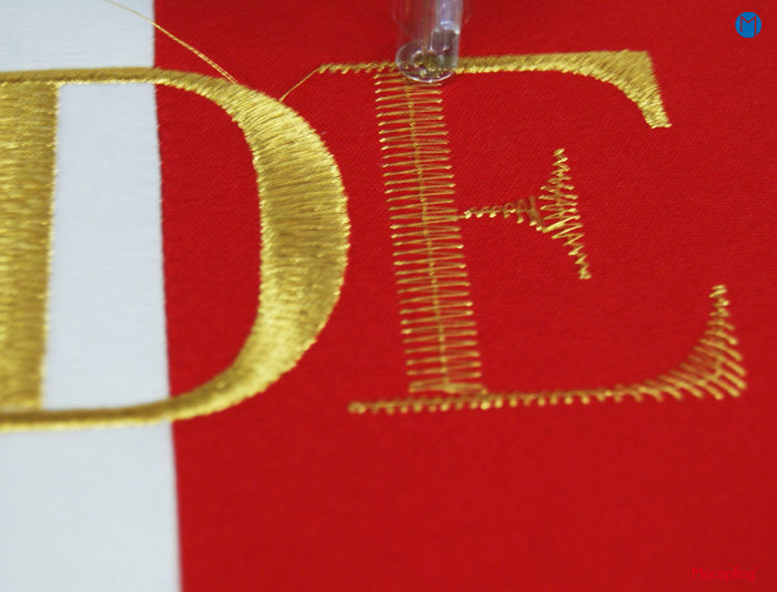 Le soin apporté à la broderie en lettres d'or sur le drapeau de défilé