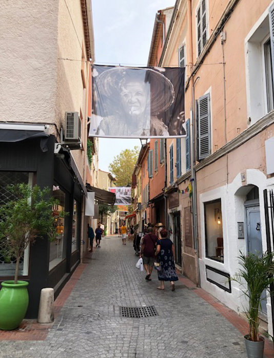 Kakémono suspendu dans la rue à Sanary en Septembre 2019