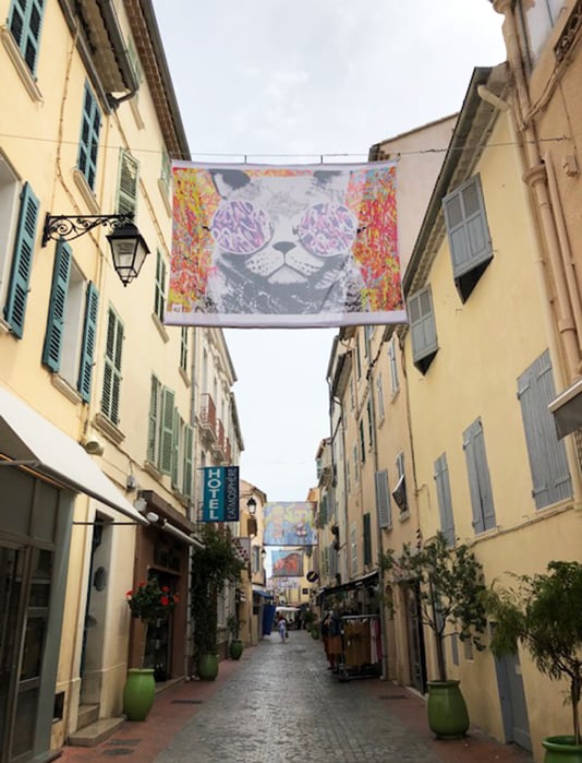 Les kakémonos suspendus dans les rues de Sanary pour l'art suspendu