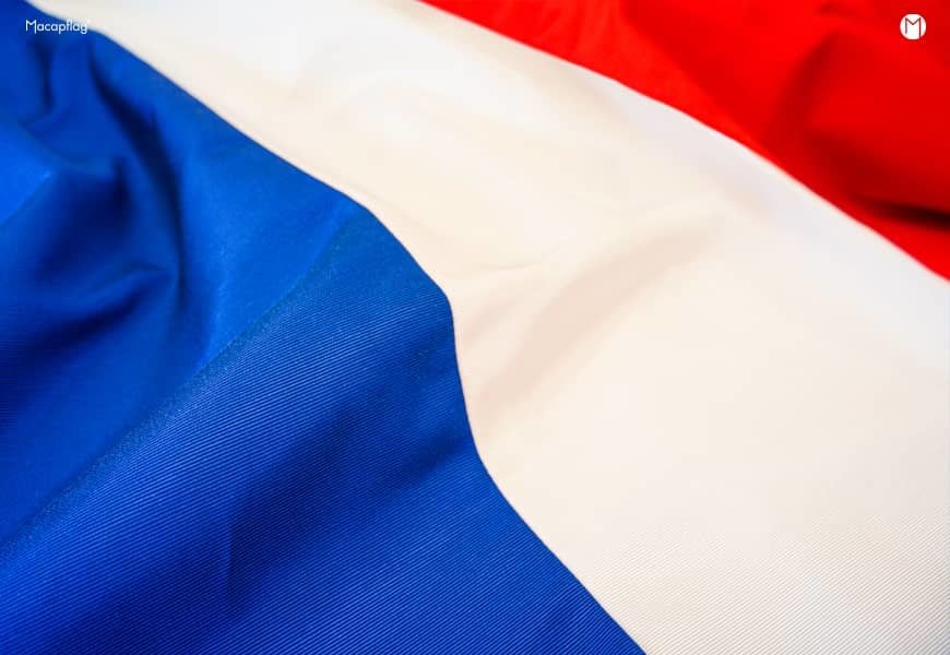 Un drapeau francais fabriqué en france imprimé ou confectionné