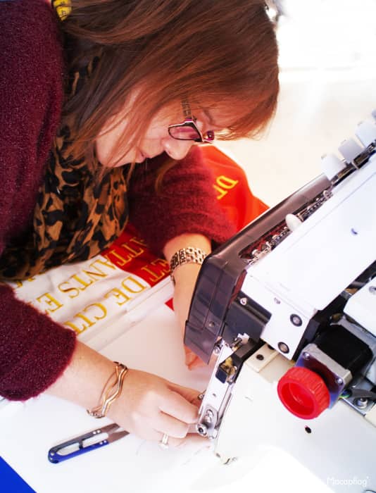 Personnalisation d'un drapeau de prestige par broderie