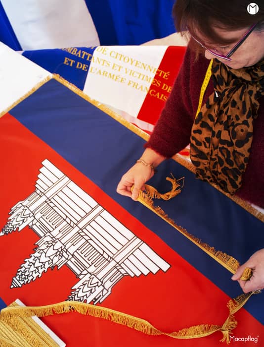 Frange dorée apposée sur un drapeau de prestige