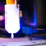 Le fil de la matière première d'une imprimante 3D est chauffé