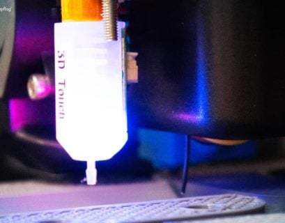 Le fil de la matière première d'une imprimante 3D est chauffé