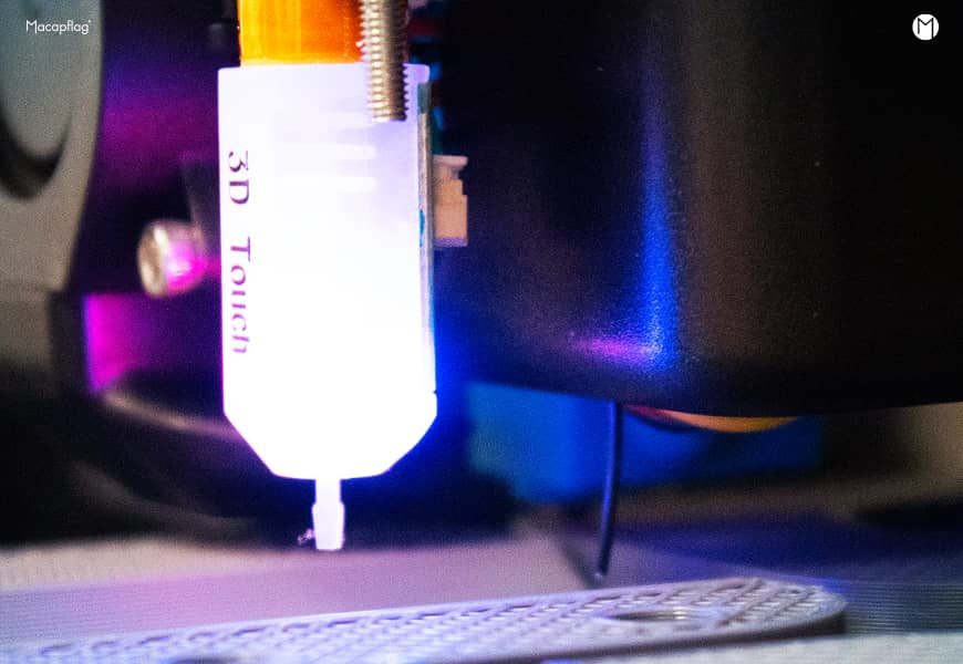 Le fil de la matière première d'une imprimante 3D est chauffé