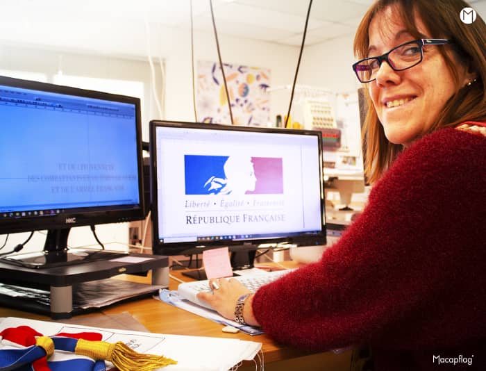 Geraldine utilise un logiciel spécial pour la broderie des drapeaux