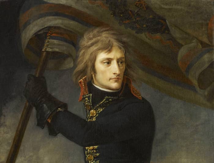 Napoléon Bonaparte porte un drapeau