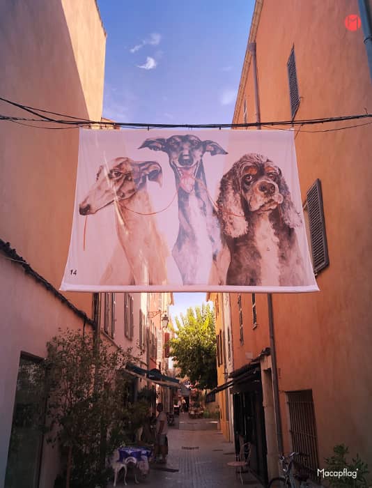 Kakémono de rue suspendu à Sanary