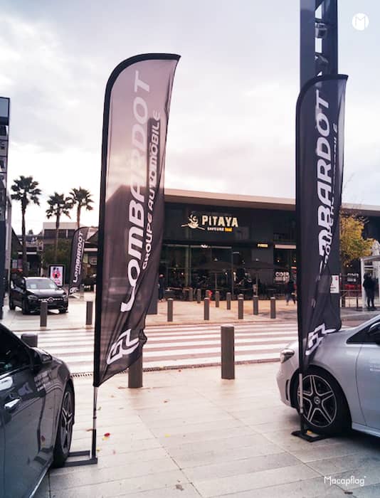 Les voitures Mercedes exposées à l'Avenue 83 avec les beachflags du Groupe Lombardot