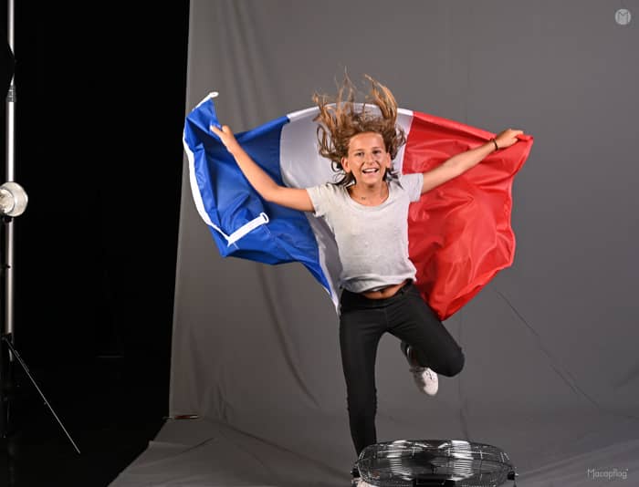 Prise de vue d'une petite fille avec un drapeau