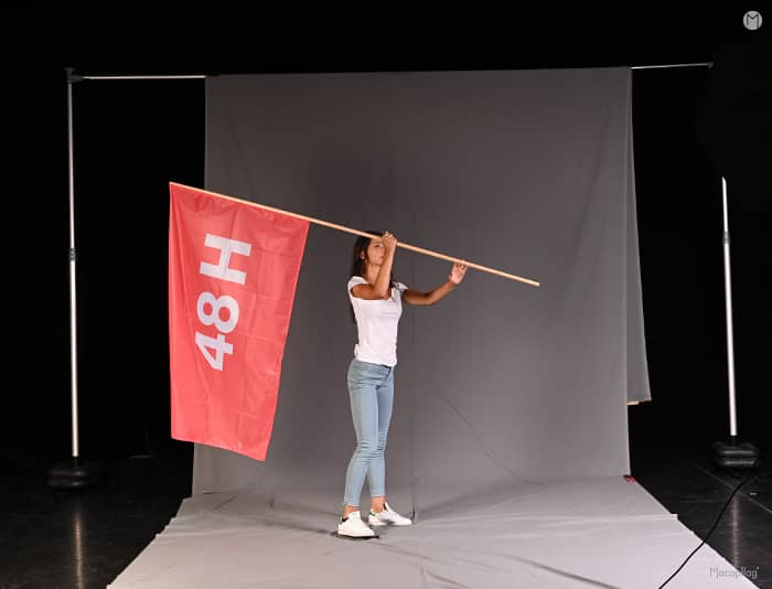 Prise de vue drapeau qui flotte en l'air