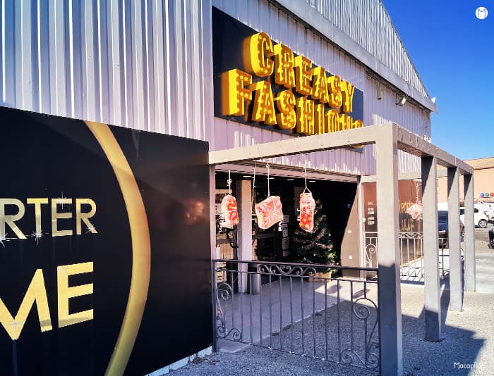 Une enseigne lumineuse qui marque l'entrée du magasin