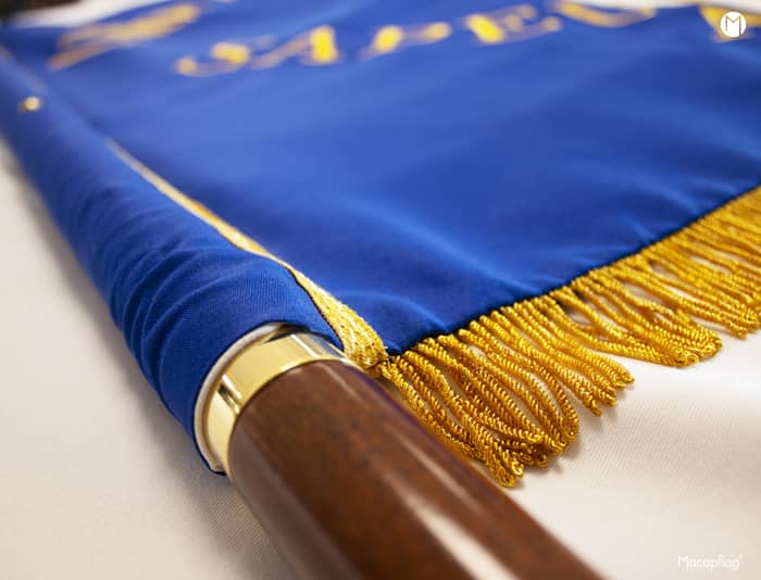 drapeau France brodé sur hampe en bois