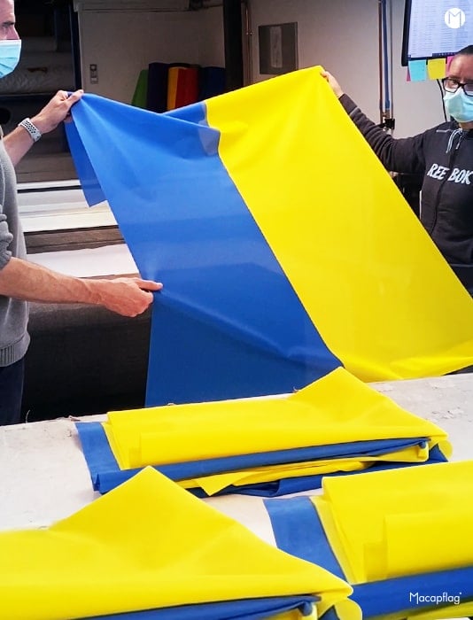 Fabrication du drapeau ukrainien chez Macap