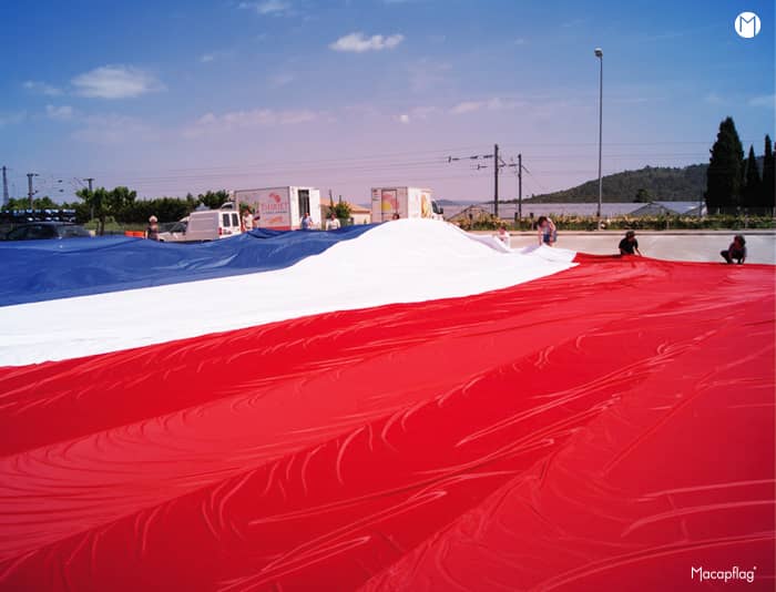 Immense drapeau français tendu au sol