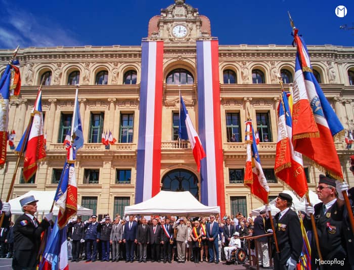 Le pavoisement majestueux de la mairie de Cannes