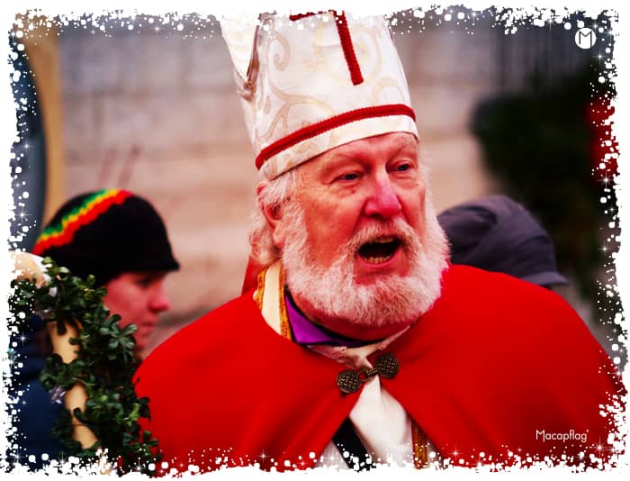 L'histoire du Père Noël face à l'église