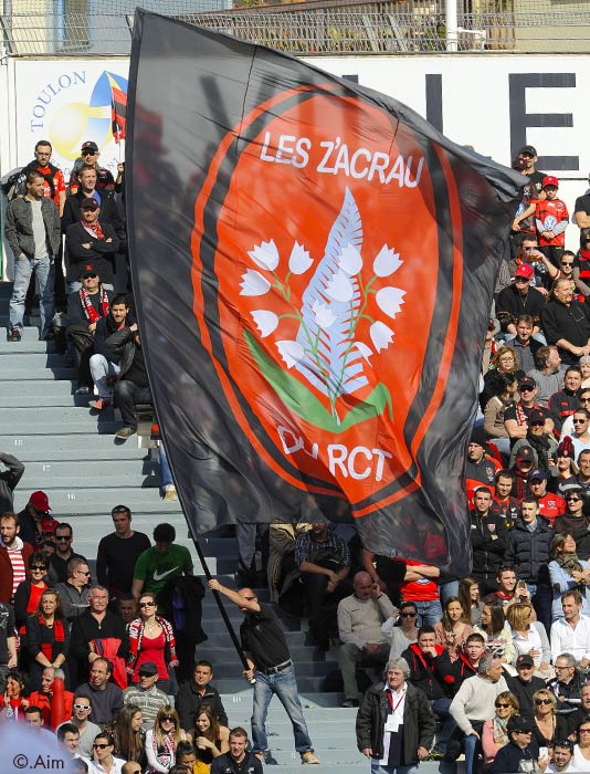 Drapeau RCT géant déployé au stade Mayol à Toulon
