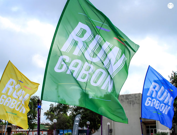 Drapeau XXL sur hampe pour évènement sportif