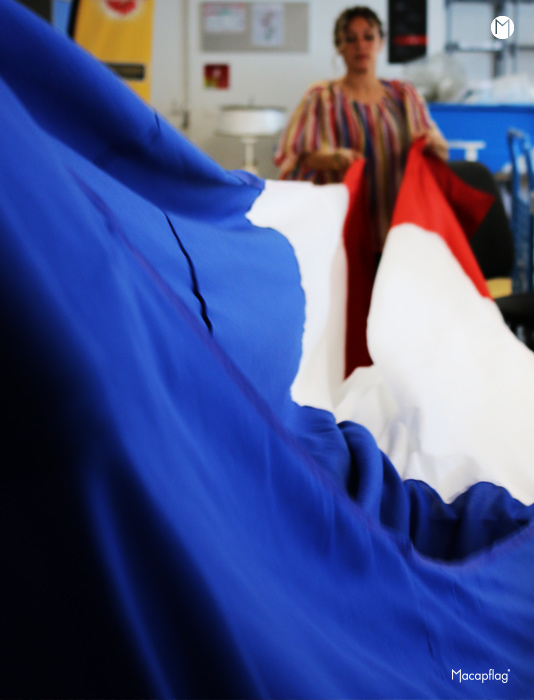 Fabrication française d'un drapeau France chez Macap