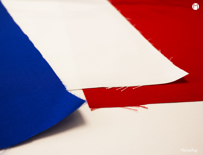 Découpe tissu pour drapeau France