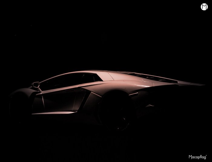 Voiture dans l'ombre